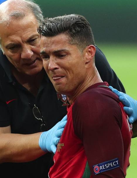 Ronaldo abbandona lo Stade de France in lacrime: il Portogallo vincer comunque la fine degli Europei contro la Francia. Ap